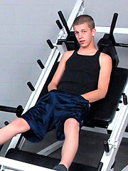 Twink at the gym working out gets to give a facial his visiting friend