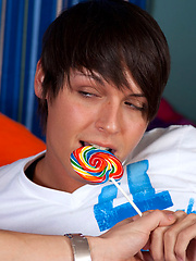 Hot twink sex scene with delicious lollipops!