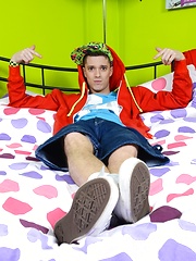 Raw: Skaterboy Foot-Play Soon Turns Into A Hot Bareback Session Of Dick-Draining Fun!