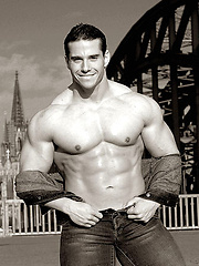 Roberto Castellano, hot latin muscle man by Muscle Gallery image #6