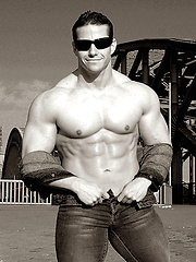 Roberto Castellano, hot latin muscle man by Muscle Gallery image #6