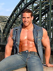 Roberto Castellano, hot latin muscle man by Muscle Gallery image #6