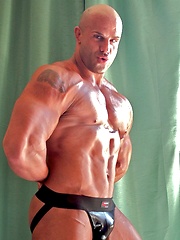Bodybuilder Peter Latz flexes and poses by Mark Wolff image #6