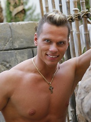 Bodybuilder Casper Van Dean gets naked and jerks off by Mark Wolff image #6
