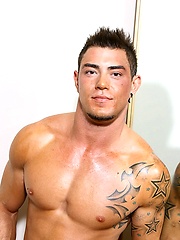 Muscled hunk Carl by UKNakedmen image #5