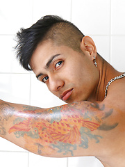 Soaping up with our sexy mate Gio Velasco by Bentley Race image #9