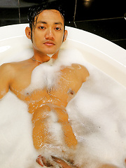 It's bath time for Vino Rainz by Bentley Race image #7