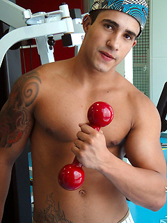 Muscle jock from itali Caua shows his schlong