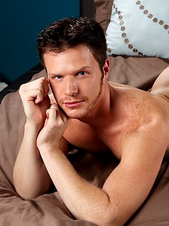 Brunette hunk Brian Bonds stripping