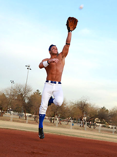Muscled jock Kip