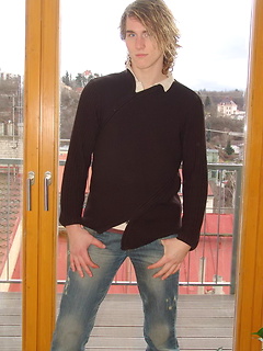 Attractive twink shows his smooth body