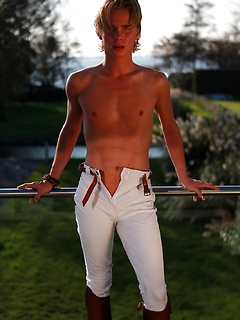 Beau  horse riding boy
