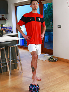 Straight Footballer Ronaldo Lets Justin Wank and Suck his Uncut Cock then Kisses & Spunks on his Chest!