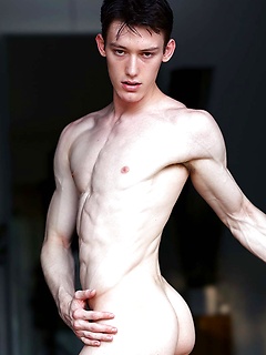 18 Y/O Ballet Dancer Kingsley Kross Gives Himself A Massive Facial!