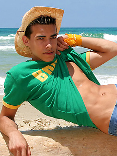 Lovely brazilian twink shows his sexy body