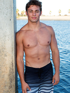 Muscle jock Ryder shows his cock